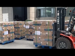 Les travailleurs chargent des véhicules